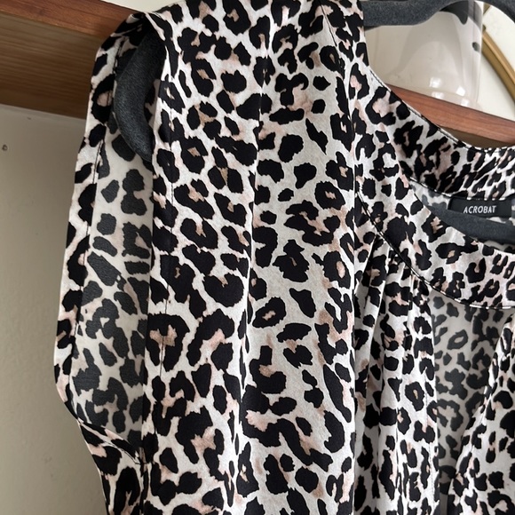 Acrobat 100% Silk Animal Print Short Sleeve V Neck Cut Out Blouse S - Picture 3 of 5